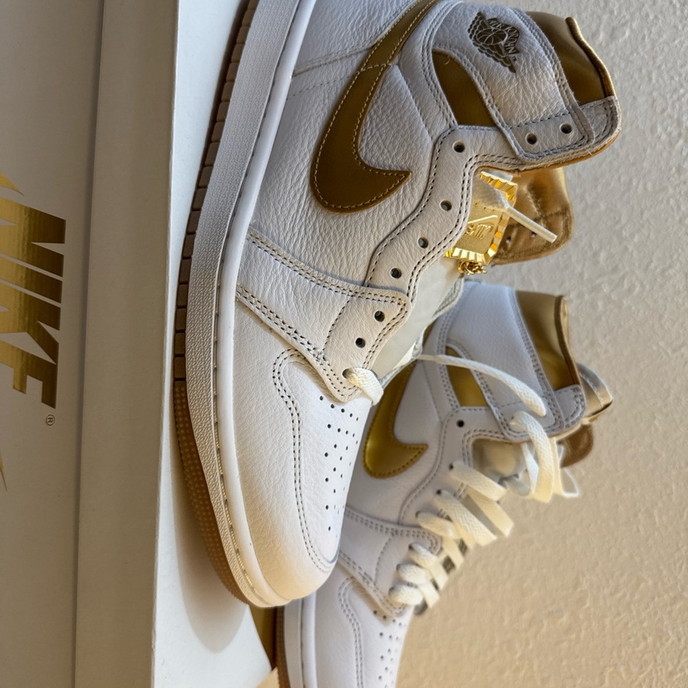 WMNS AIR JORDAN 1 RETRO HI OG FD2596 107 WHITE/METALLIC GOLD SIZE 9.5 - Picture 6 of 8